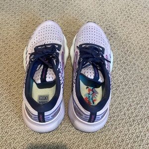 Lightly worn purple brooks women tennis shoes 8.5